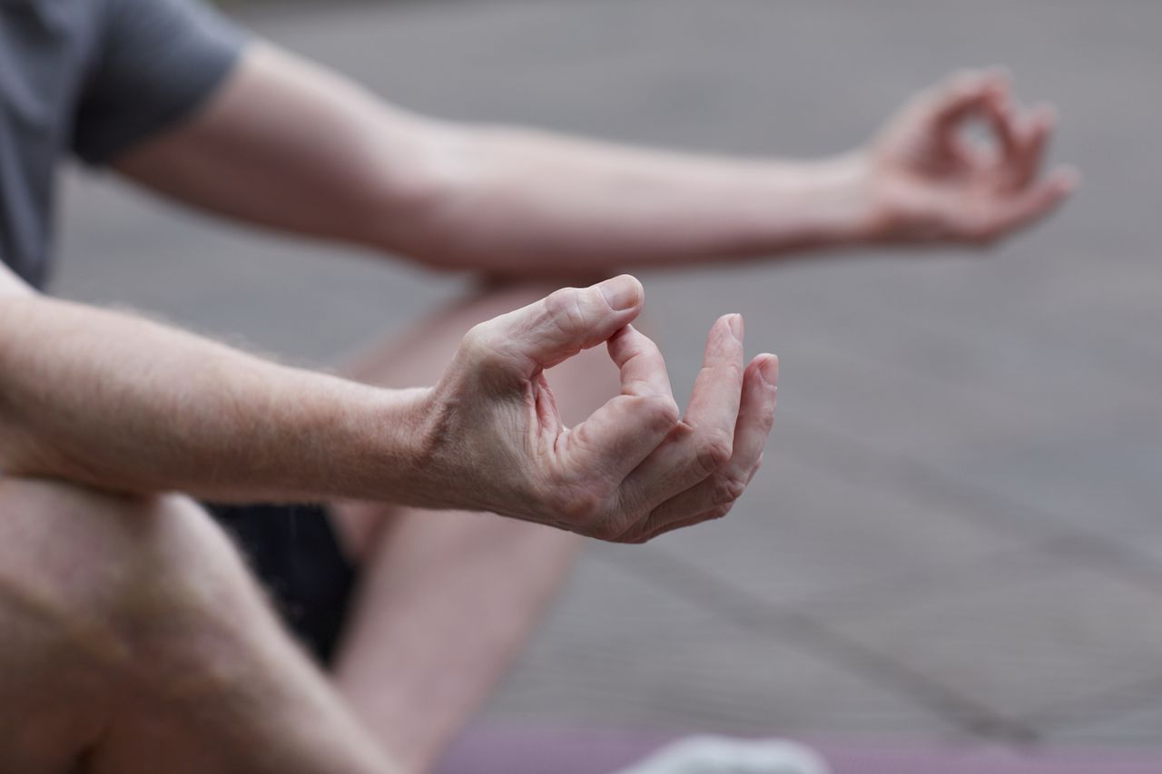 Mains en méditation