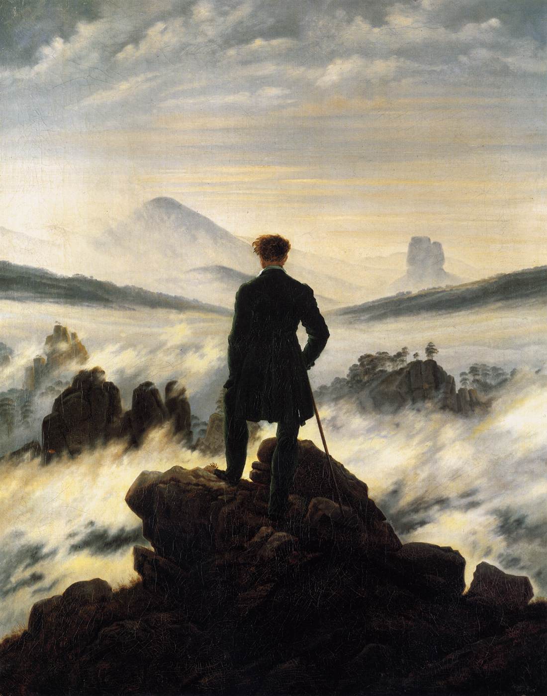 Un homme debout face à une mer de nuages, symbole d'assurance et de confiance en soi